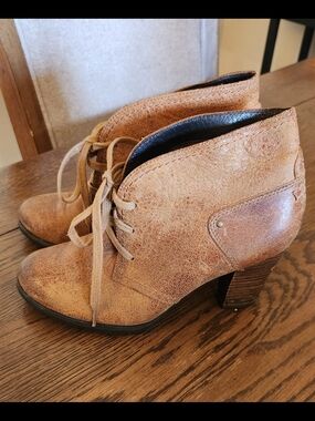 Clarks Women's Tan Lace-Up Stacked Heel Booties